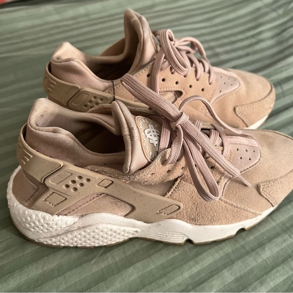 Nike Air Huaraches. beige/tan. Worn 3 times* - Picture 1 of 4